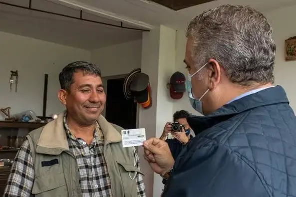 Iván Duque entrega primera tarjeta del Estatuto de Protección Temporal a un ingeniero venezolano