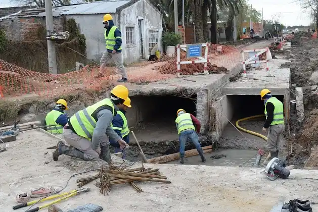 Continúa la construcción del canal de hormigón en zona norte