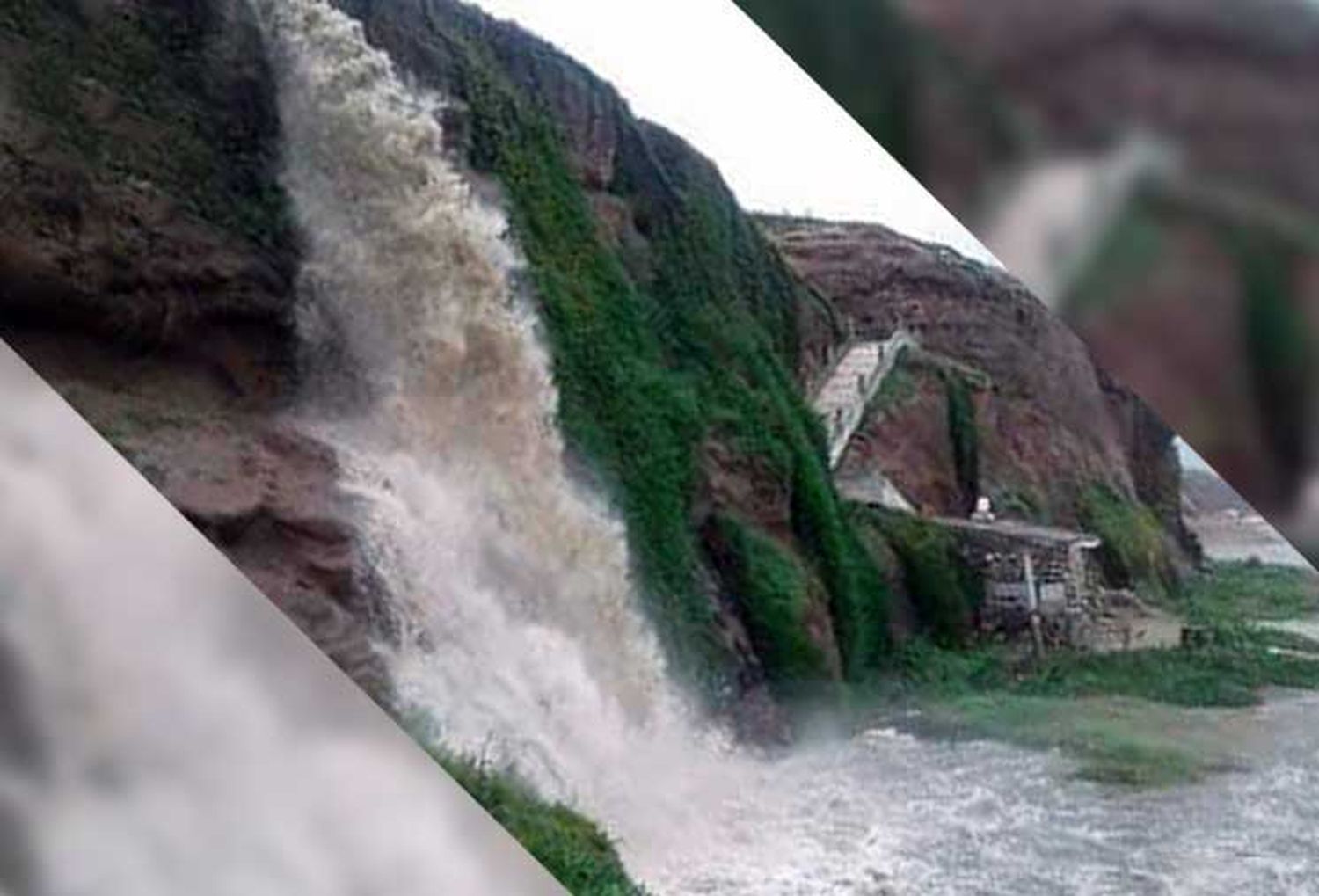 El temporal produjo "cataratas" y destruyó accesos en Playa Serena