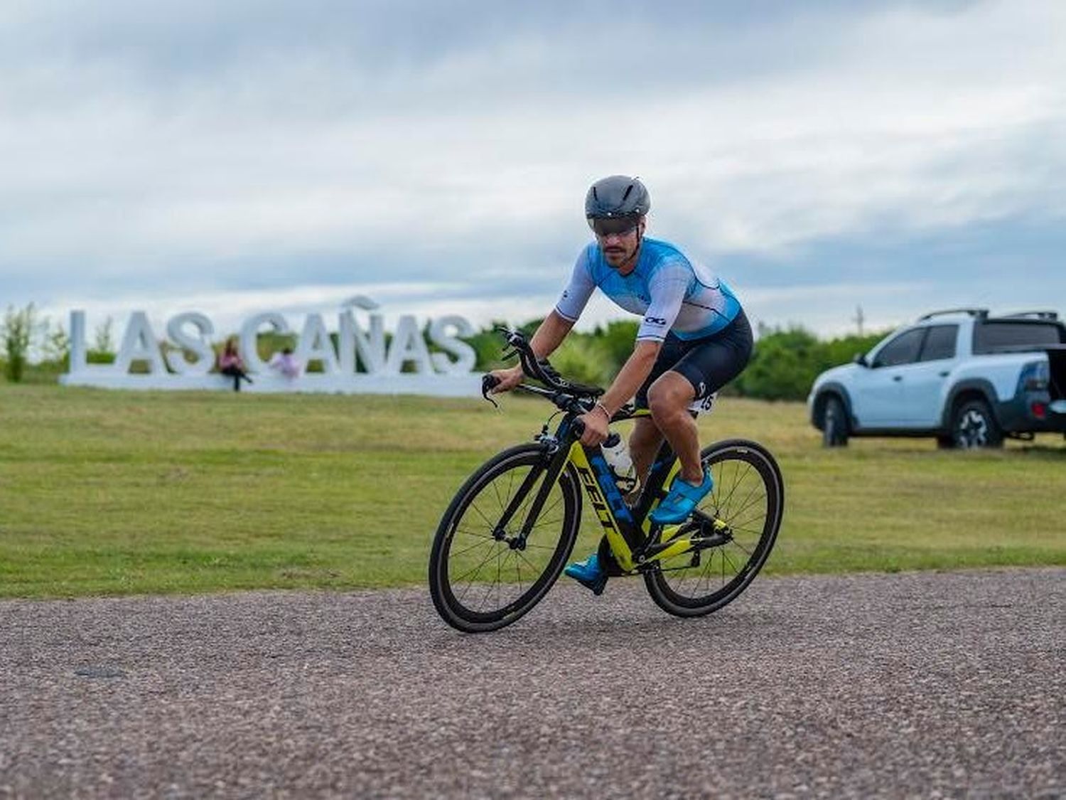 Acosta durante el tramo de ciclismo.