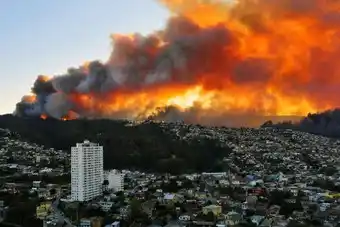 Catástrofe en Chile: 16 muertos y 10 mil evacuados por el incendio