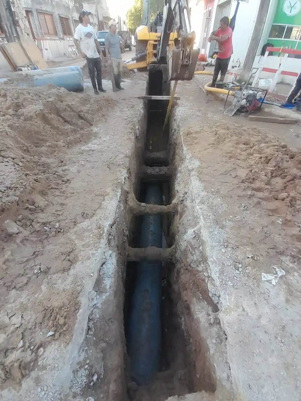 Se produjo una rotura en la obra del caño de Lavalle y hay pérdidas de agua en la vía pública