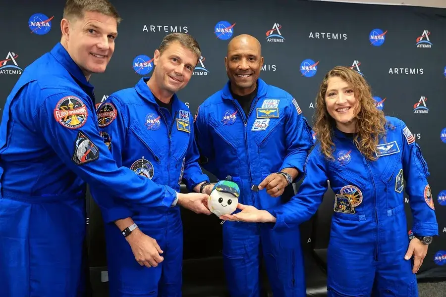 La tripulación de la misión Artemis II sosteniendo Rise, la mascota lunar e indicador de gravedad cero para el vuelo de prueba alrededor de la luna. EFE/