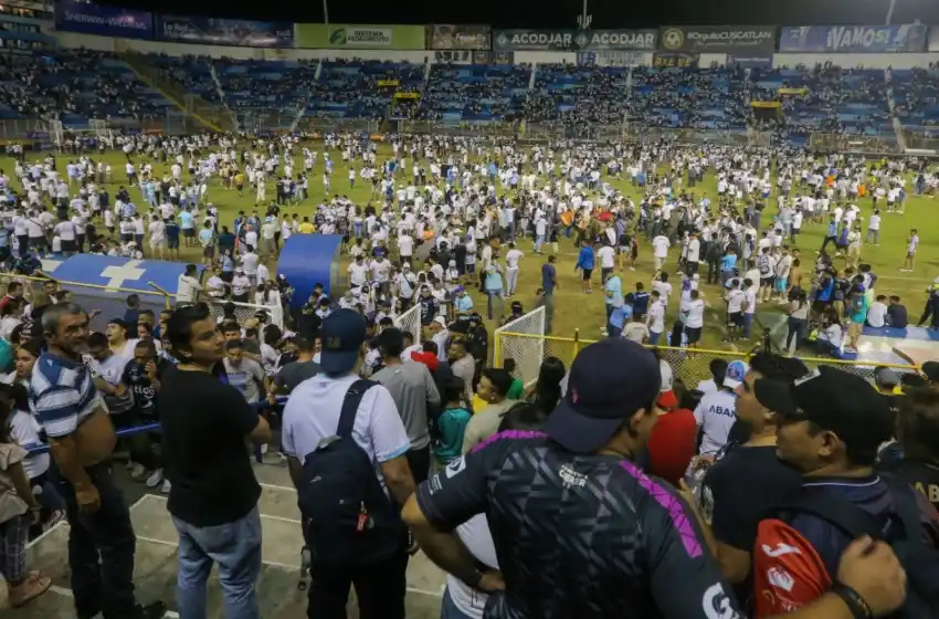 El Salvador: murieron doce personas por una estampida en un estadio