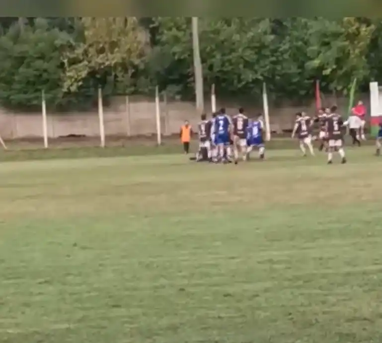 El arquero de un equipo de La Plata quedó en terapia tras ser atacado por jugadores rivales