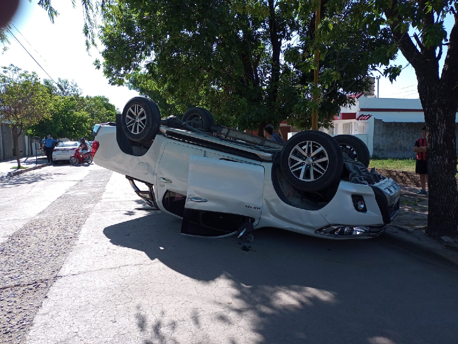 Choque y vuelco de una camioneta sin heridos en barrio Hernández