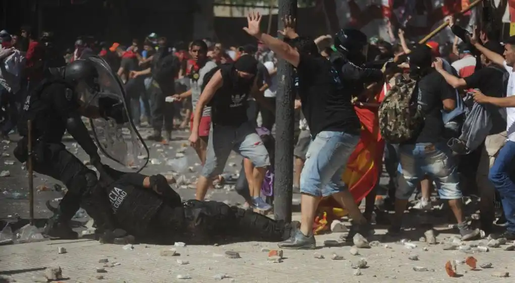 Ordenan detener a militante del PO por lesiones a un Policía