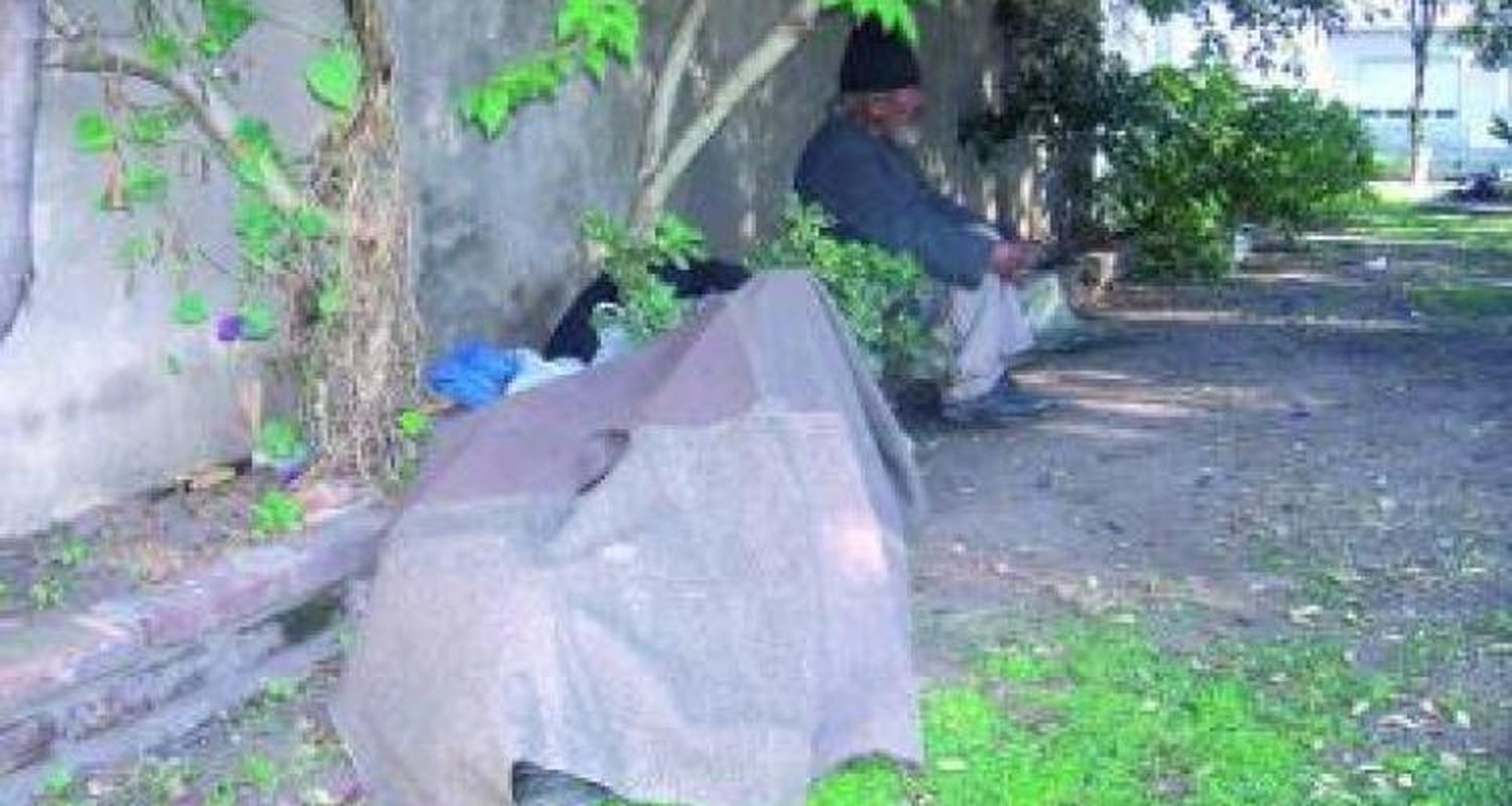 Falleció uno de los indigentes que vivía en la Plaza de la Terminal de Omnibus