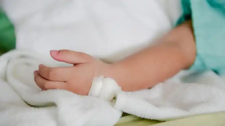 Turquía: cortaba a su bebé con una navaja y le inyectaba cloro y jabón