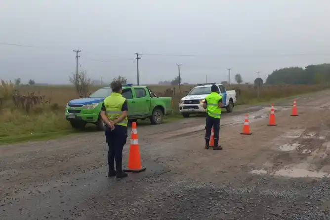 Controlan la circulación de camiones en caminos rurales de Chascomús tras las lluvias