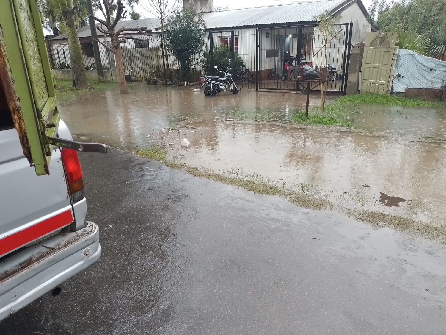 Tras el temporal, recorrieron las zonas afectadas y las familias evacuadas regresaban a sus viviendas