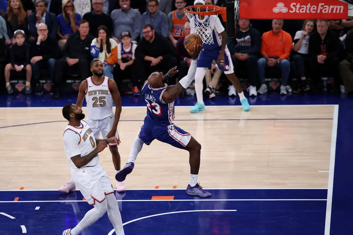 LeBron James brilló en el estreno de la NBA con una victoria de Philadelphia Sixers ante los Knicks