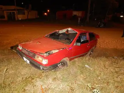 Chocó una moto y escapó, pero terminó volcando a las pocas cuadras