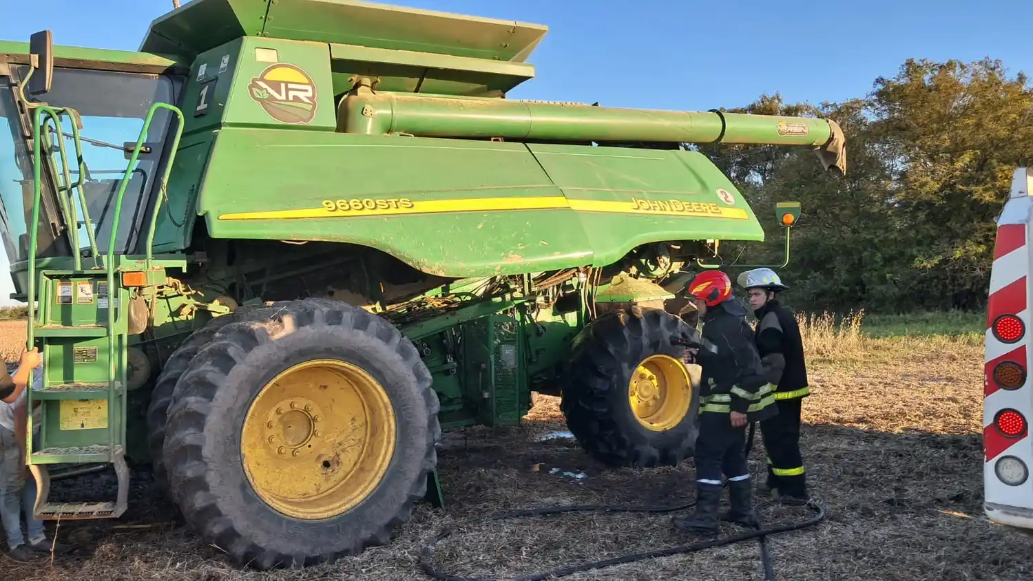 Bomberos Voluntarios de Gualeguay sofocaron un incendio en una cosechadora en zona rural