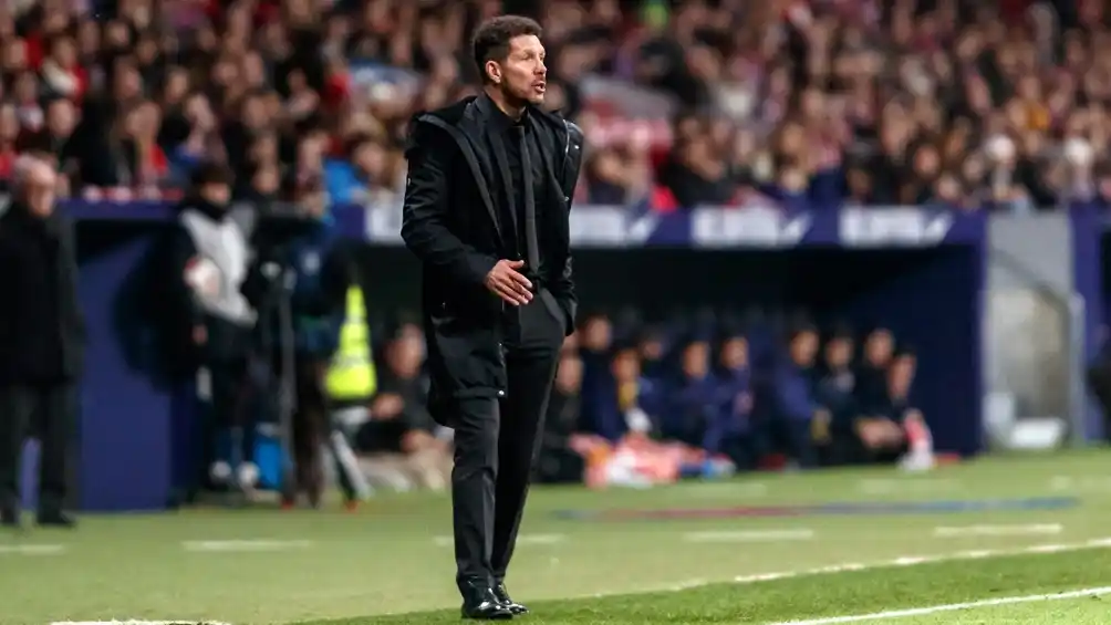 Atlético de Madrid ganó un duro partido ante el «Rayo» y sigue de cerca a Barcelona