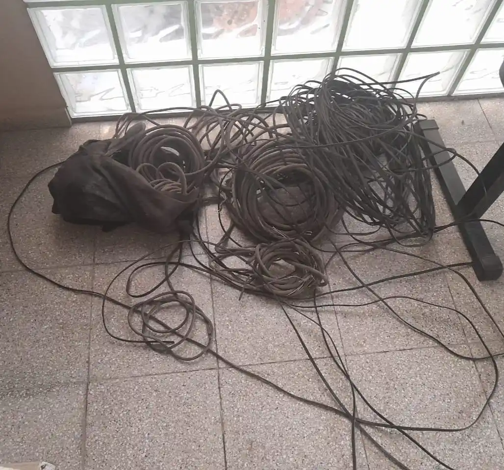 La policía recuperó los cables robados por los tres jóvenes.
