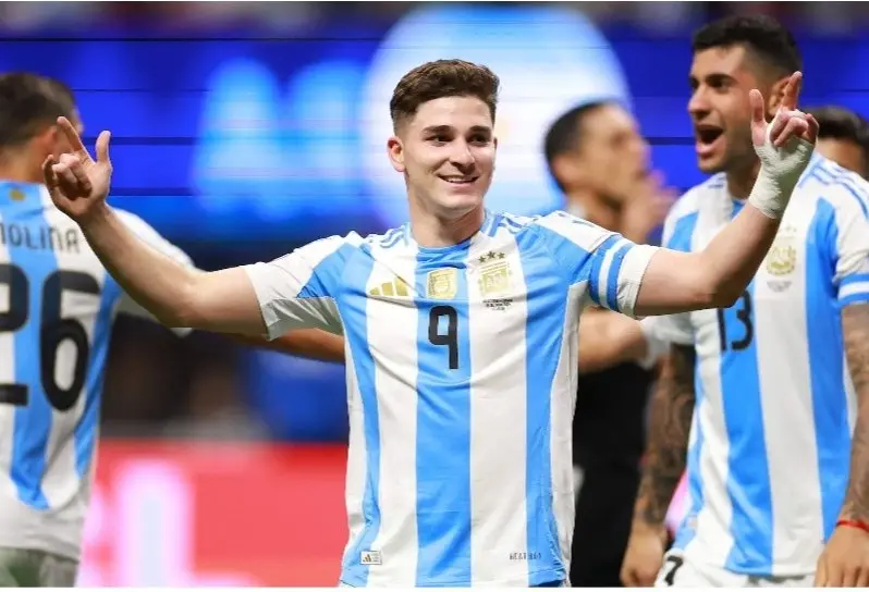 Argentina viene de golear a Chile en el Monumental.