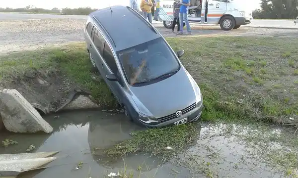 Un auto despistó y cayó en una zanja en Ruta 14
