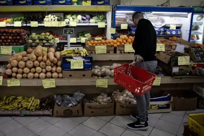La inflación de octubre bajó a 8,3% pero acumula 142,7% en los últimos doce meses