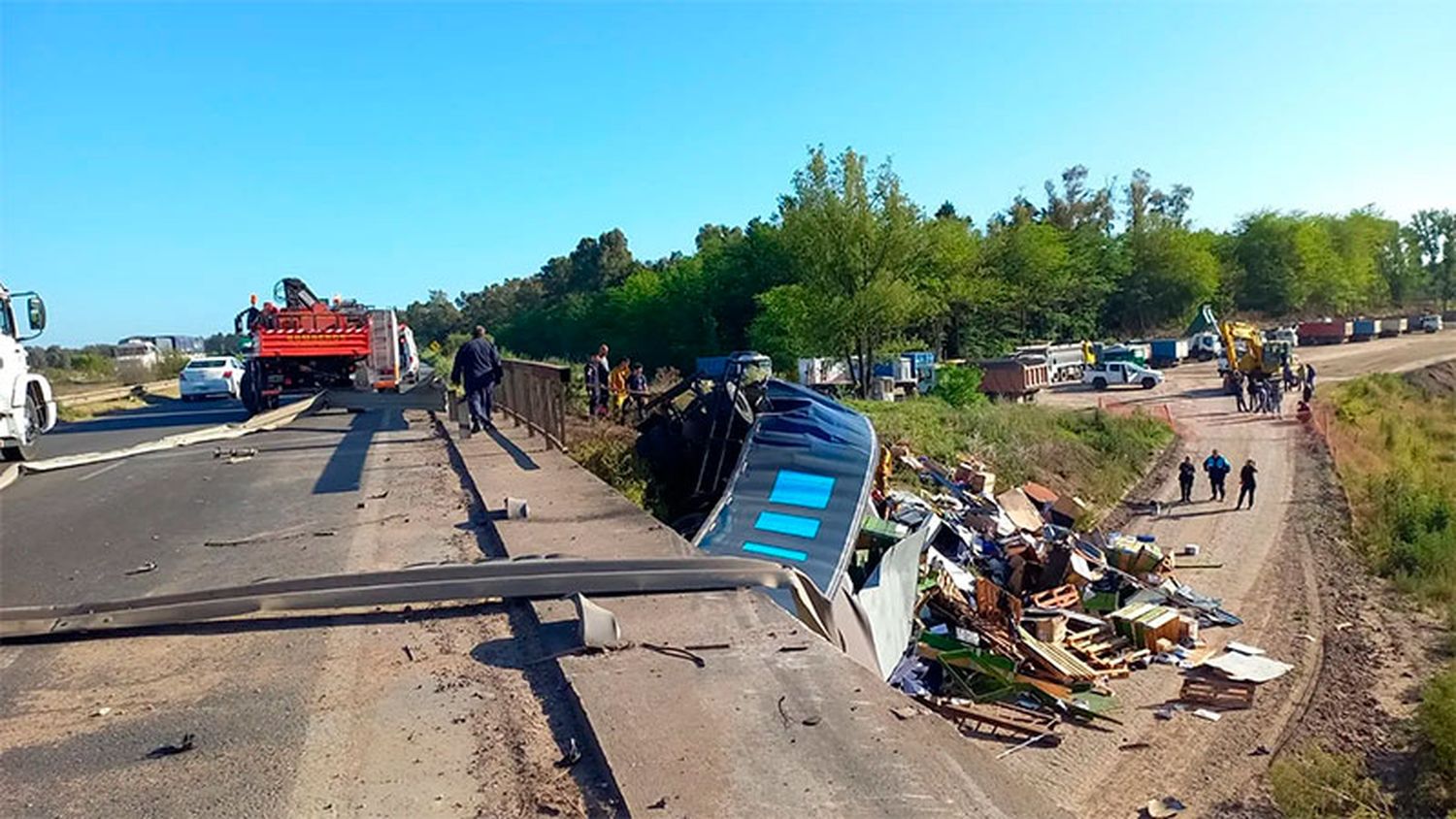 Un camión cayó de un puente y murió su conductor