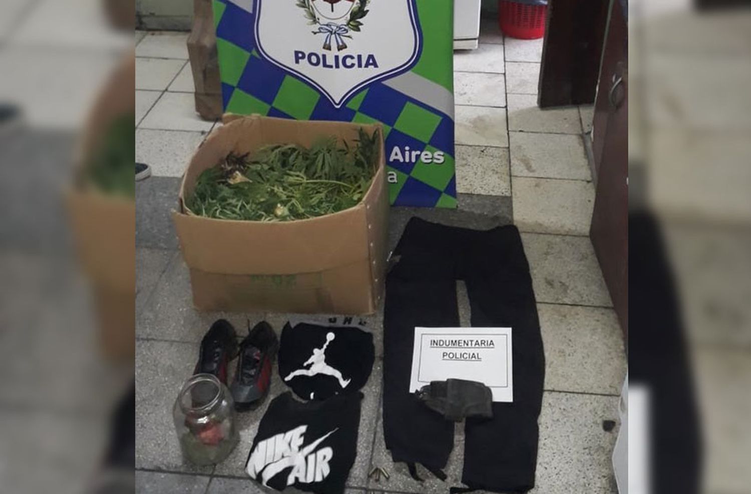Le allanaron la casa por un robo: encontraron marihuana y municiones