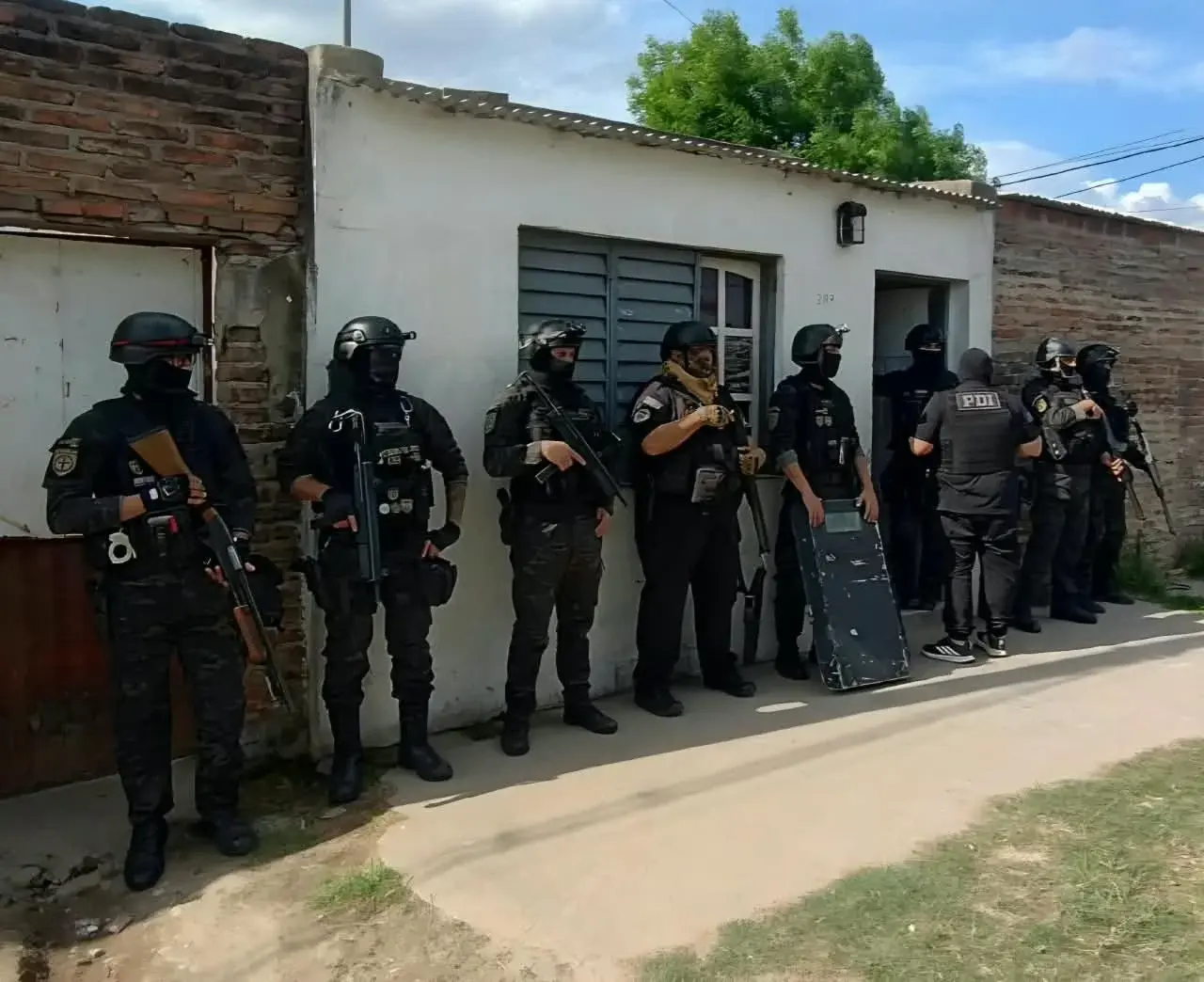 Detuvieron a una mujer y secuestraron cocaína fraccionada, marihuana y dinero