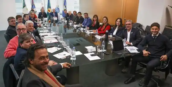 Los gobernadores firmaron un proyecto para distribuir fondos de impuesto a los combustibles