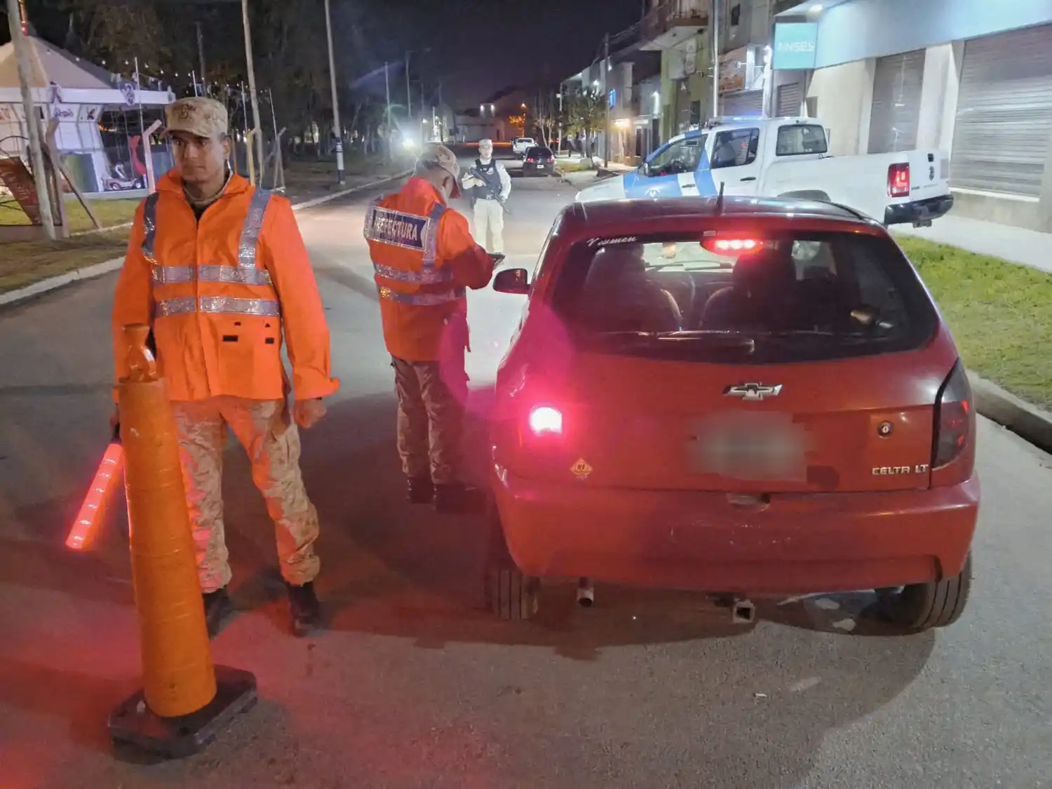 En el procedimiento se realizaron controles vehiculares y de identificación de personas en distintos sectores de la ciudad.