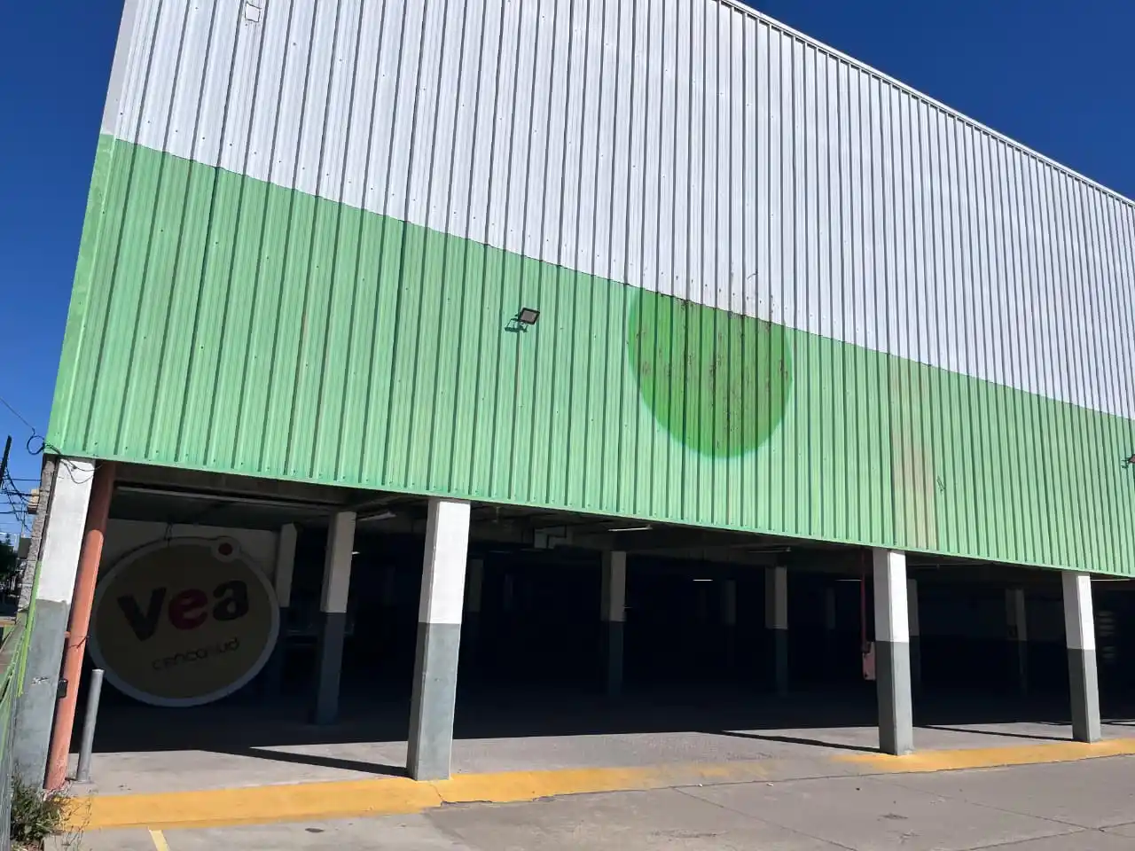El edificio está cerrado y abandonado hace alrededor de dos meses.