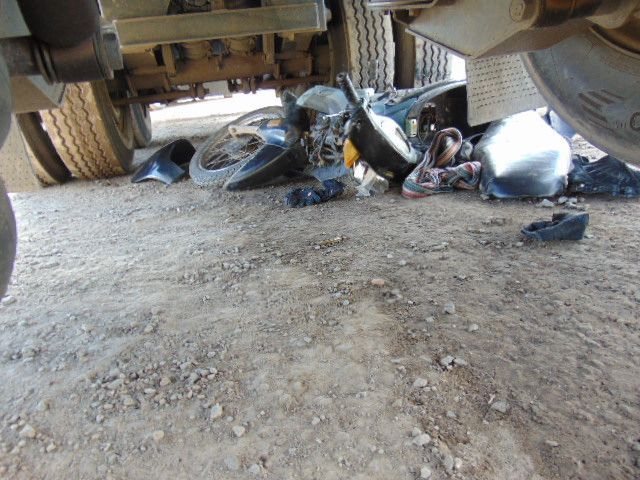 La moto con tres ocupantes terminó debajo del camión.