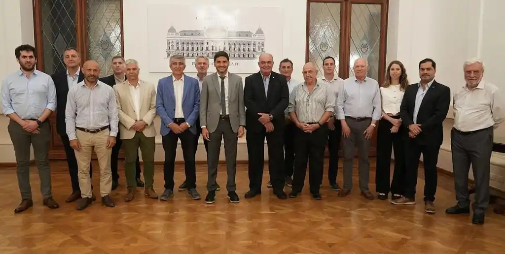 Pullaro y dirigentes de la Fisfe analizaron la crisis industrial en el Salón Blanco de Casa de Gobierno.