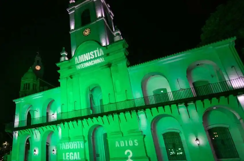 Iluminaron el Cabildo de verde para pedir por el aborto legal