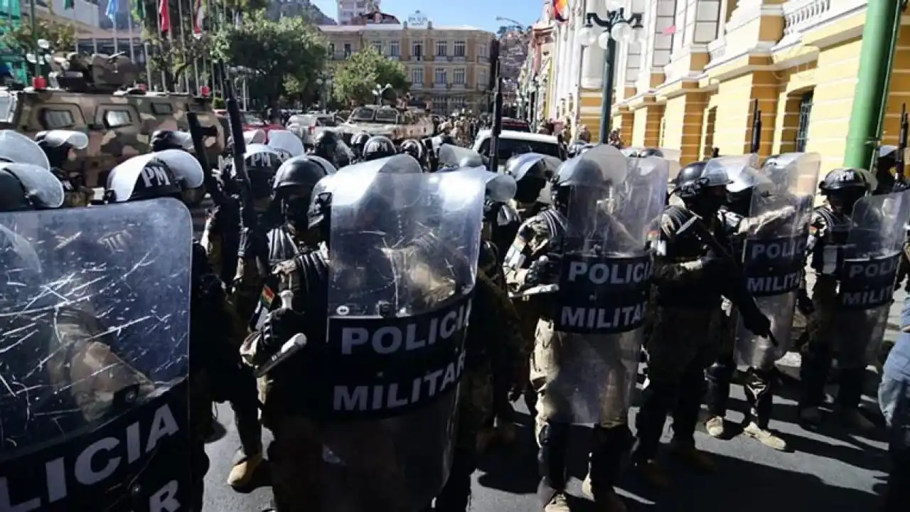 "Están los tres comandantes de las fuerzas, hemos venido a manifestar nuestra molestia", aseguró el general Juan José Zuñiga.