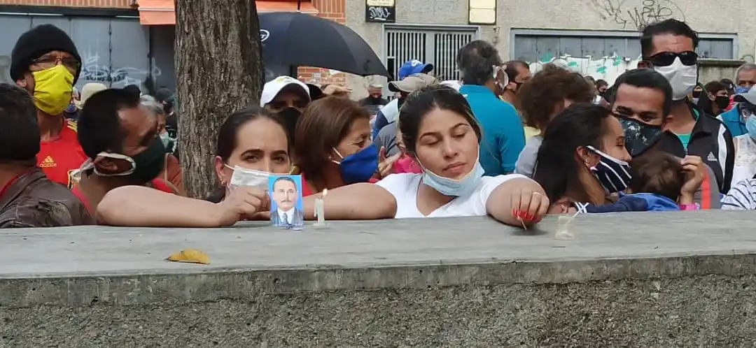 EN IMÁGENES: feligresía espera acto de exhumación de José Gregorio Hernández frente a la Iglesia la Candelaria