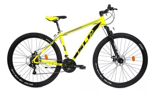 Los delincuentes sacaron la bicicleta del patio y se la llevaron.