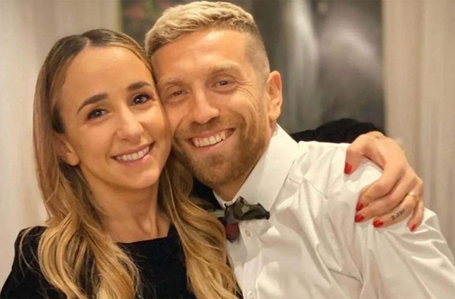 El desopilante posteo en redes de Papu Gómez tras subir una foto junto a su esposa