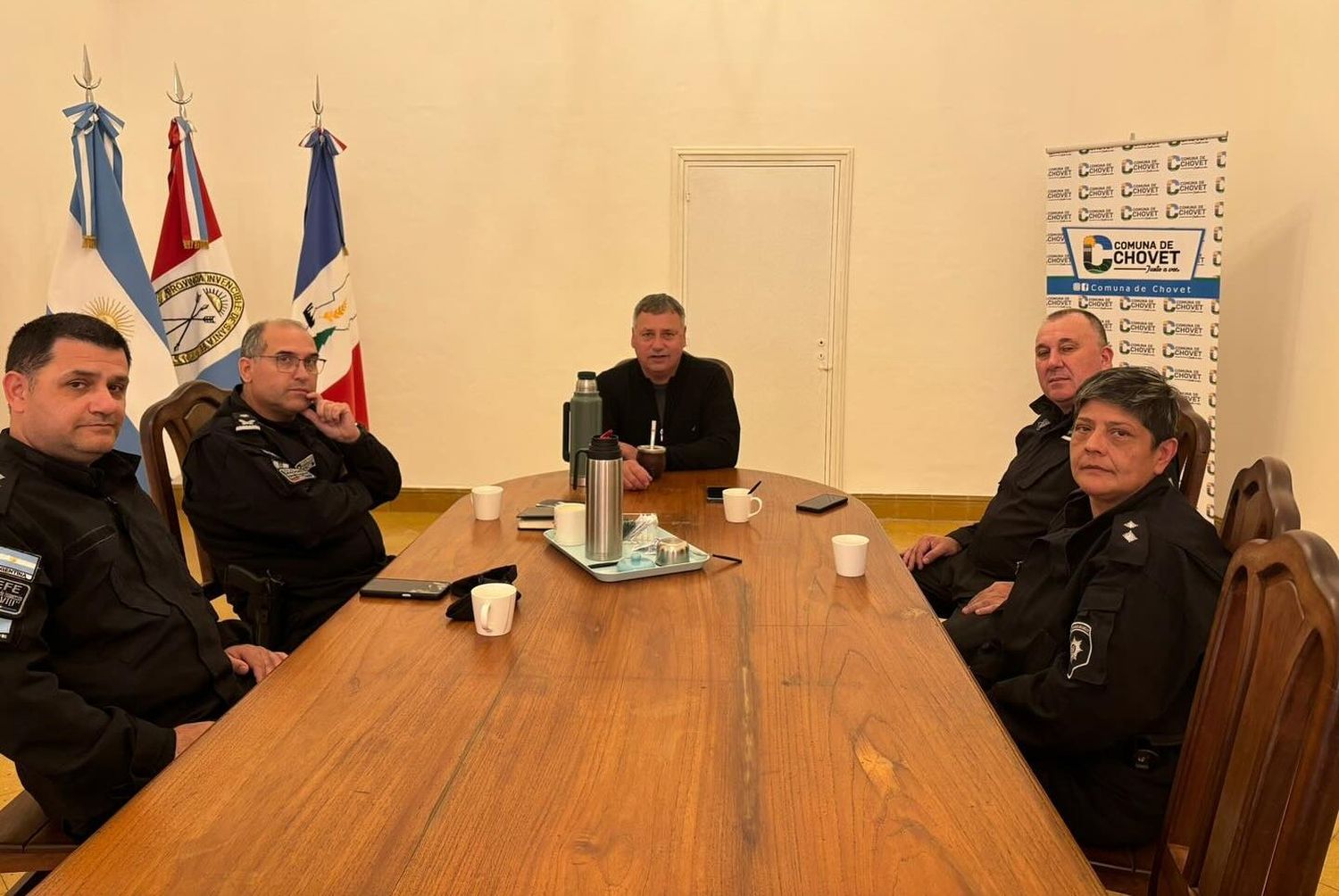 El presidente comunal (centro) junto a las autoridades regionales de la policía y Susana García Areco.