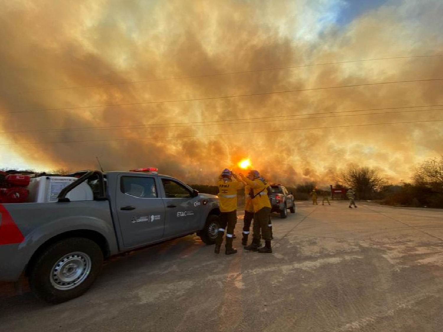 Bomberos combaten un incendio en la zona de Malagueño