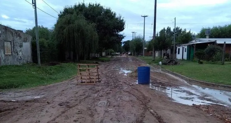 Tras la lluvia, vecinos de Bozzano al 1300 cortaron la calle para evitar accidentes