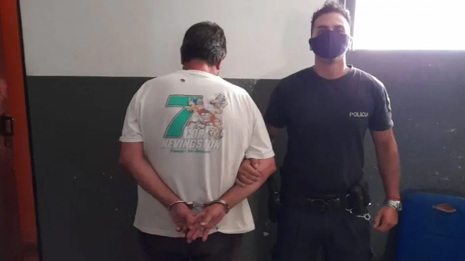 Azul: Detuvieron a dos hombres que intentaban robar placas en el Cementerio Municipal