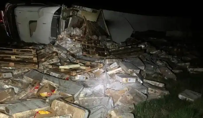 Volcó un camión con pollos congelados y hospitalizaron al conductor
