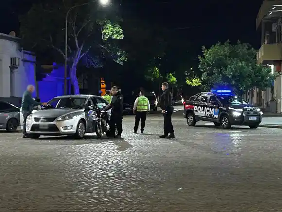 Un motociclista chocó contra un auto en bulevar Yrigoyen: iba sin casco y terminó lesionado