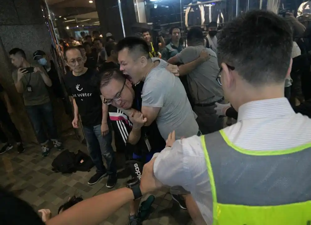 El terrible momento en que le arrancan la oreja de un mordisco a un concejal de Hong Kong