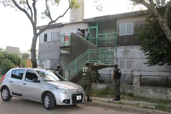 Allanan dos viviendas por supuesta venta de droga en los barrios 140 y 338