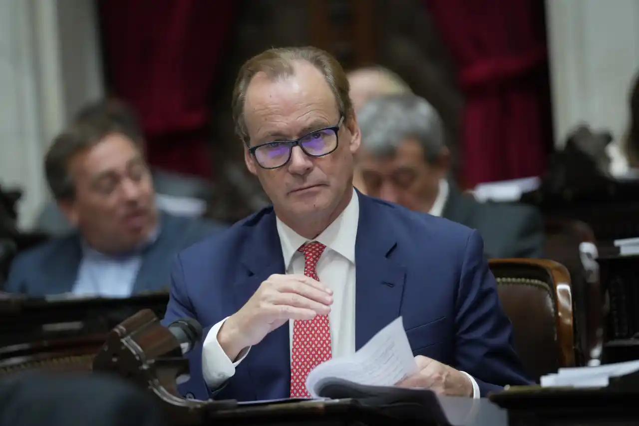 Bordet expuso en la sesión y analizó la composición del ajuste