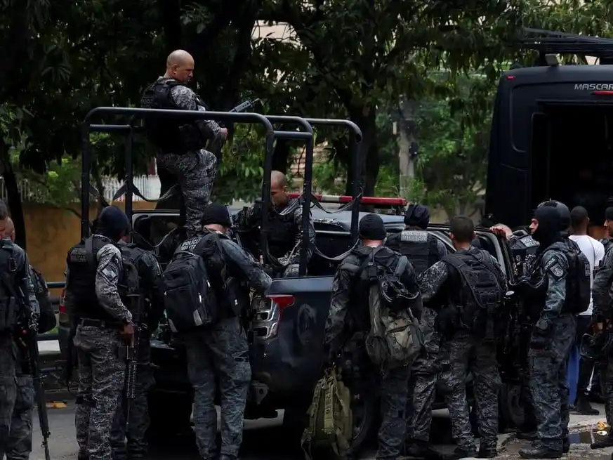 Parte del operativo realizado este martes en distintos puntos de Río de Janeiro. Crédito: Reuters/Aline Massuca