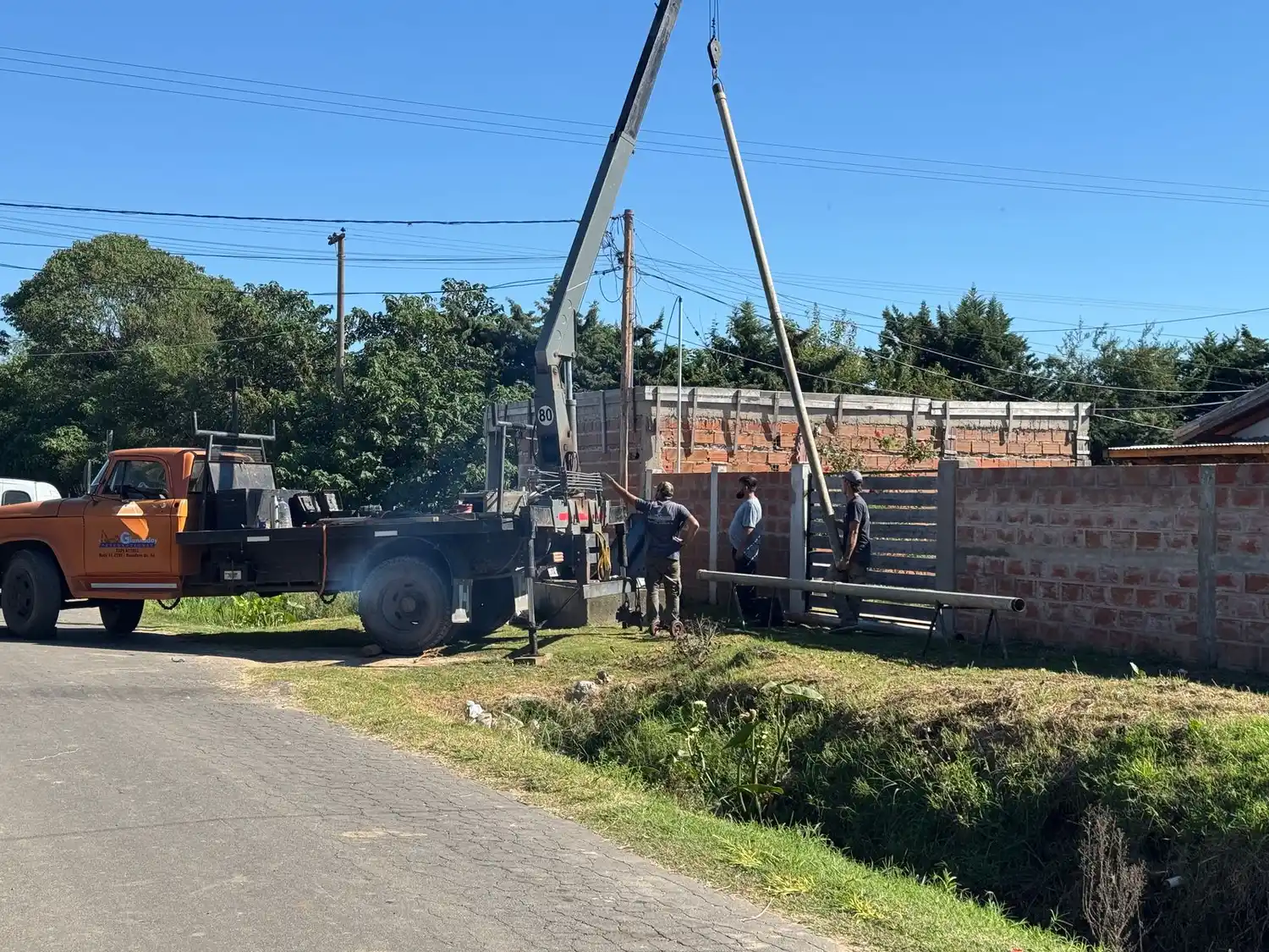 El personal trabajaba para poner la bomba del pozo 20 nuevamente en servicio.