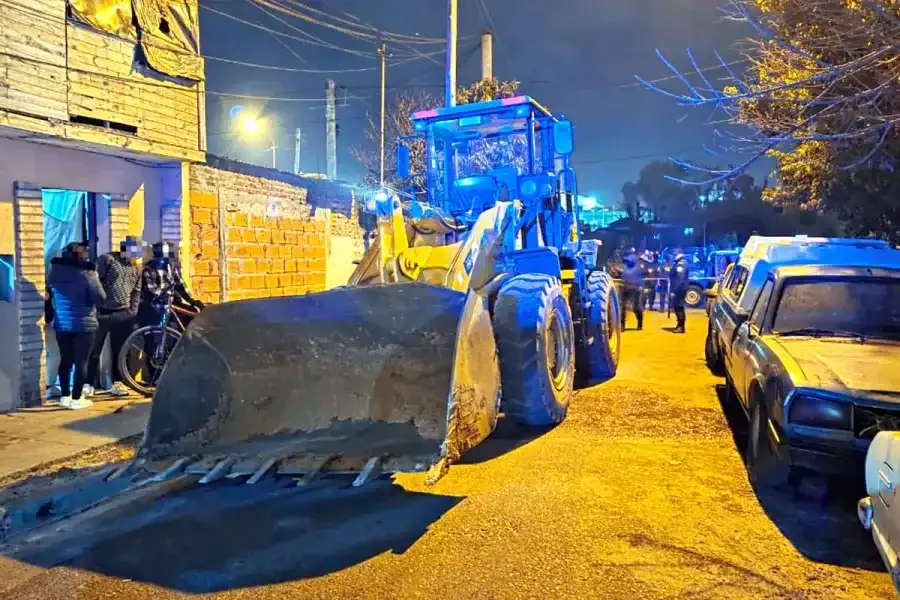 Dictaron prisión preventiva para el operario ebrio que chocó siete vehículos con una cargadora frontal