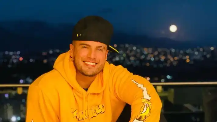 Gustavo Elis se destaca en los Latin Music Report