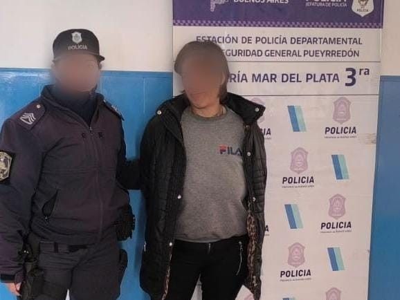 Discutía en la vía pública, llegó la Policía y la detuvieron porque tenía pedido de captura
